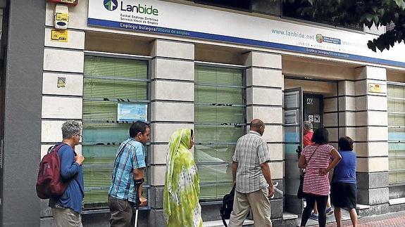 Eustat e INE convierten el empleo vasco en el moribundo que corría