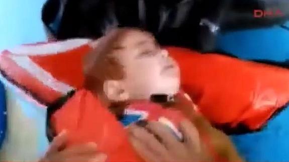 Milagro en el Egeo: unos pescadores rescatan a un bebé en alta mar