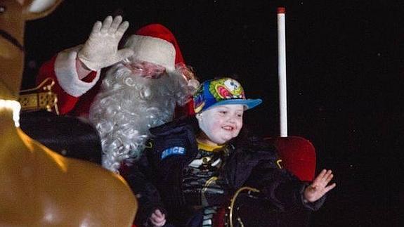 Un pueblo adelanta la Navidad para que pueda vivirla un niño enfermo terminal