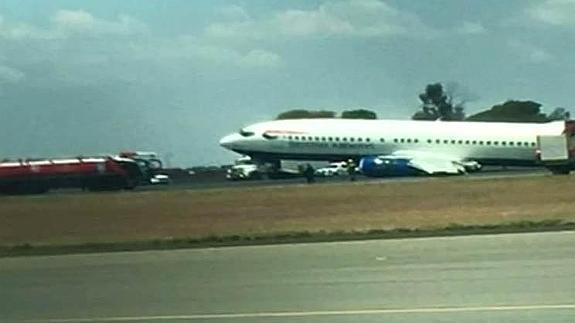 Pánico en un Boeing 737-400 al romperse el tren de aterrizaje cuando tomaba tierra