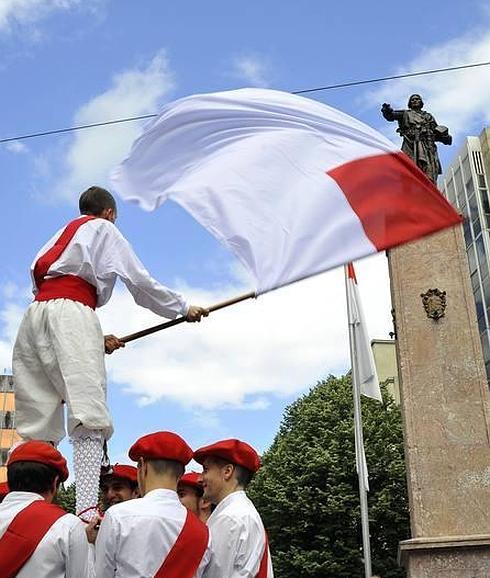 Bilbao legaliza al fin su bandera y su escudo tras utilizarlos durante siglos