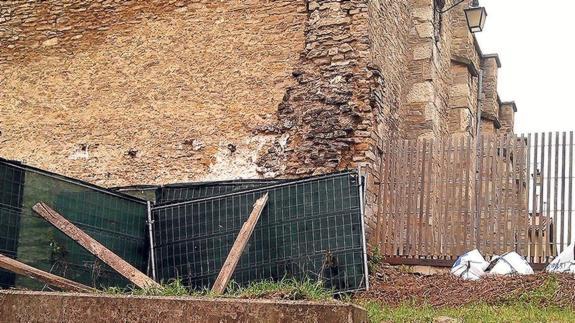 Diez años con escombros en el huerto