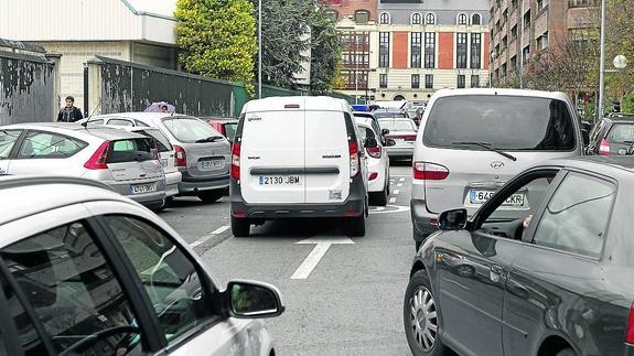 La Policía Local pone 948 multas por dobles filas, sin apenas sancionar en los colegios