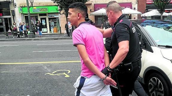 Dos detenidos al intentar robar en una furgoneta a plena luz del día en Bilbao