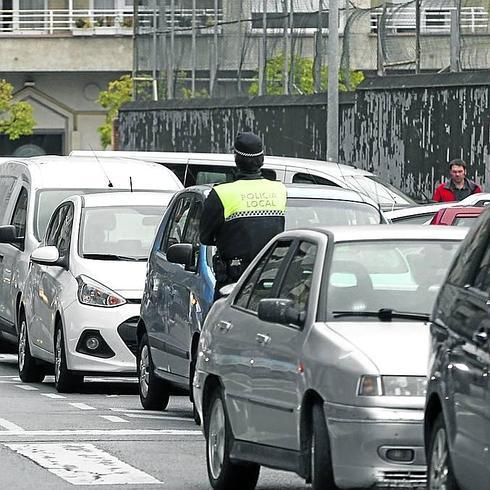 «Paramos en doble fila porque no hay hueco para los coches»