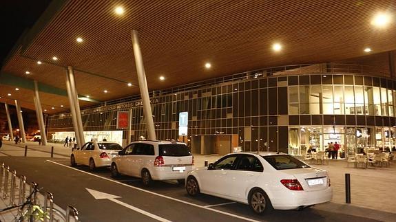 Los taxistas ya pueden acceder a la estación de autobuses sin dar la vuelta a la manzana