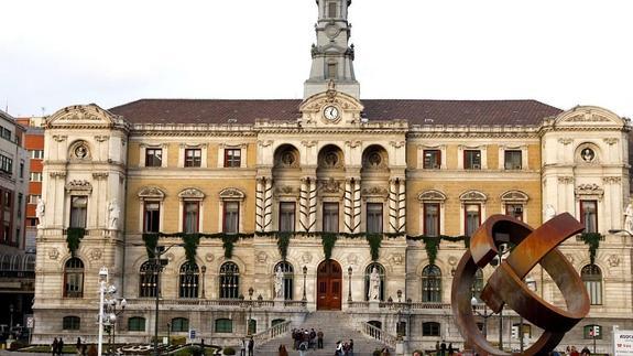 El Ayuntamiento de Bilbao defiende la contratación de un antiguo preso de ETA