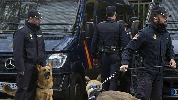 1.320 polícías, tres cacheos y detector de metales