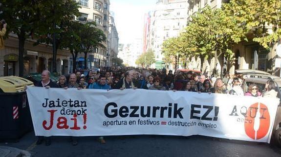 Miles de personas rechazan en Bilbao la apertura de comercios en festivos