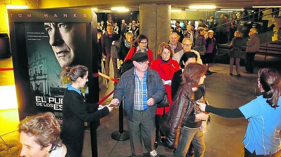 Dos butacas junto al Muro de Berlín