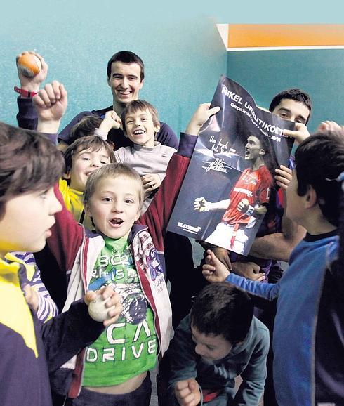 Urrutikoetxea da cancha a la pelota en Bizkaia