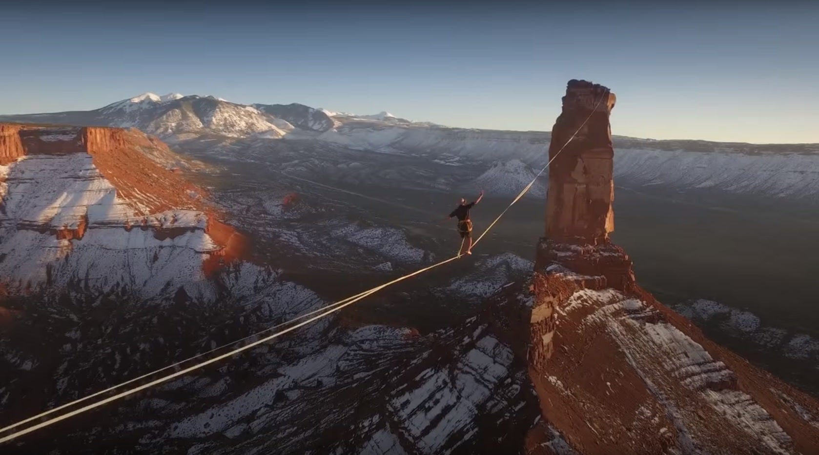 El vertiginoso récord del mundo de slackline