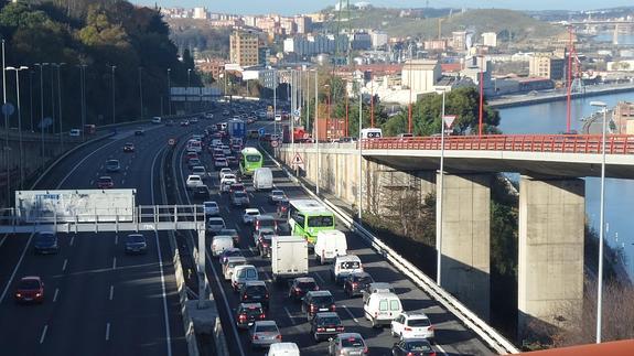 Un accidente entre un coche y una moto colapsa la A-8 durante dos horas