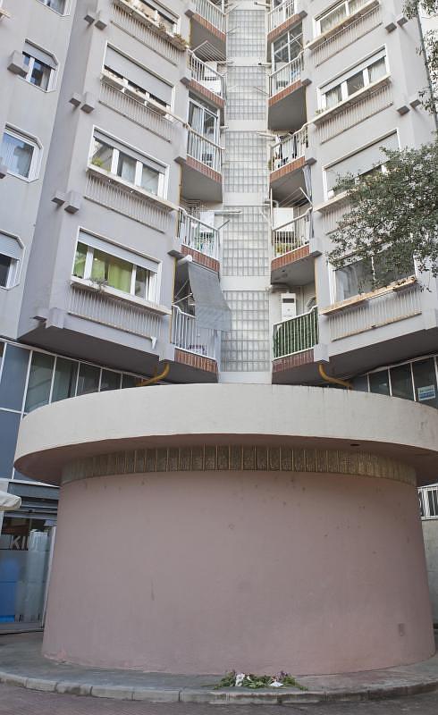 Una mujer mata a sus dos hijas al tirarlas por la ventana de un decimotercer piso en Girona