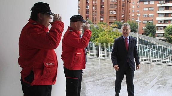 El Parlamento avala el saludo oficial de los ertzainas y niega que sea militarista