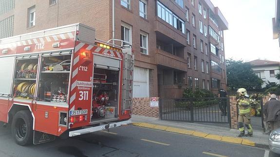 Cuatro trasladados por un incendio en una cocina en Algorta