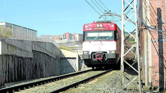 Fomento defiende sacar los trenes del Puerto por el túnel del Serantes y la zona minera hasta acabar la variante