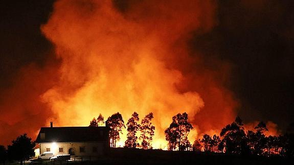 Controlado el incendio en el Igeldo que ha obligado a desalojar un agroturismo y varias viviendas en San Sebastián