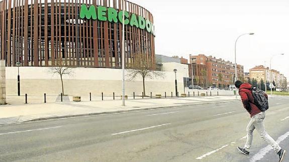 Lakua-Arriaga urge un paso de peatones para poder acceder al nuevo Mercadona