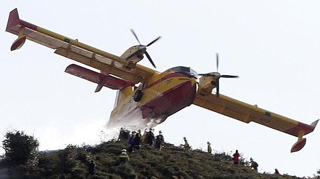 Retenes de bomberos y personal de montes trabajarán toda la noche para mantener controlado el incendio en Berango