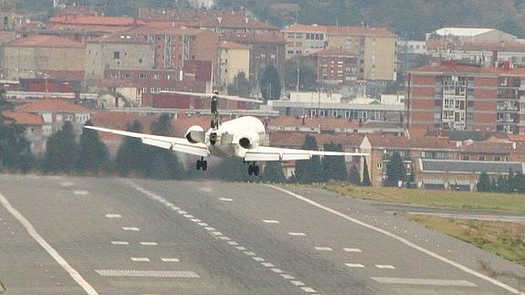 Desviados tres vuelos que tenían que aterrizar en Bilbao, pero ninguno a Foronda