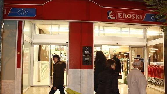 Eroski logra de la banca una dispensa de un mes en los compromisos de reestructuración de deuda