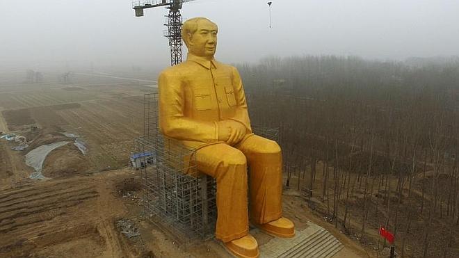 Una estatua al estilo chino: un Mao de 37 metros de altura