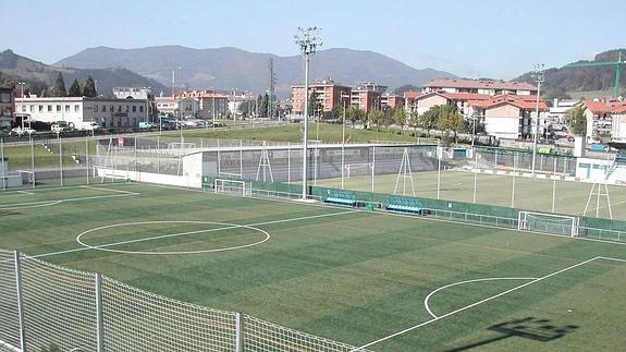 Hallan unos agujeros en los vestuarios femeninos del campo de fútbol de Azpeitia