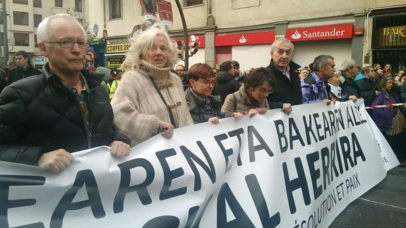 Una marea humana anega las calles de Bilbao para exigir el acercamiento de los presos de ETA