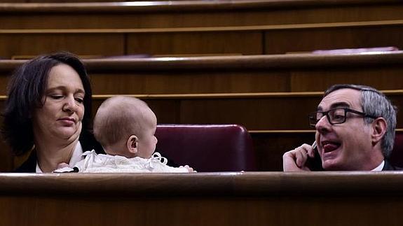 Tormenta política por el bebé de Bescansa: «Cada uno cuida de sus hijos como quiere y puede»