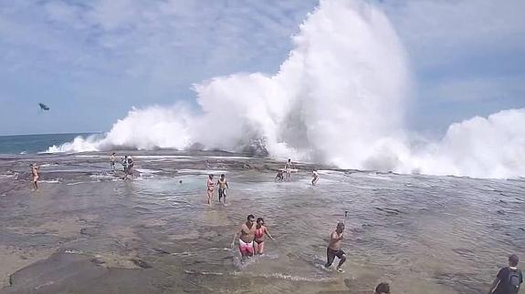 Una ola gigante sorprende a los bañistas en Sidney