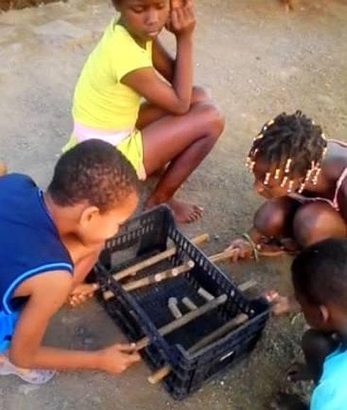 El emotivo vídeo de unos niños jugando con un futbolín artesanal emociona a Facebook