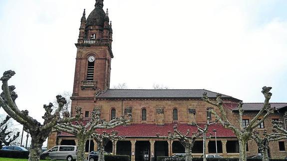 Dos coros de Berango funden sus voces para ayudar a sufragar la reparación de la parroquia