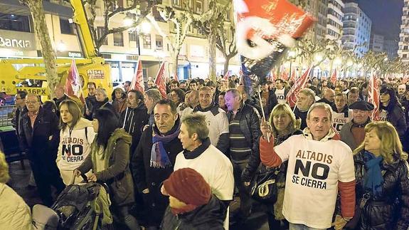 Más de 4.000 personas claman en la calle contra el cierre de Altadis
