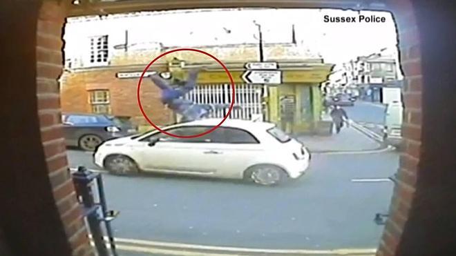 Espeluznante atropello en Reino Unido: el conductor se dio a la fuga