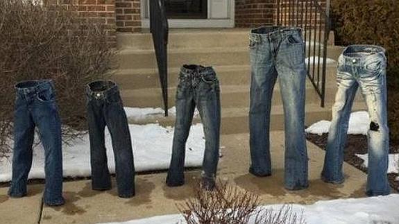 La última moda: congelar pantalones en plena calle