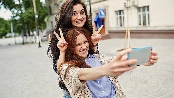 ¿Quiénes se hacen más selfies, los hombres o las mujeres?