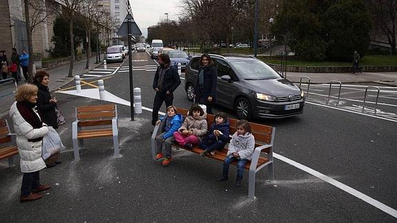 Estupor en la calle Argentina: bancos en la calzada y aparcabicis en el 'carril peatón'