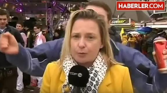 Acosan sexualmente a una periodista en pleno directo
