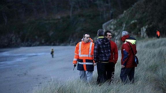 Una ola arrastra a un niño de veinte meses en una playa asturiana