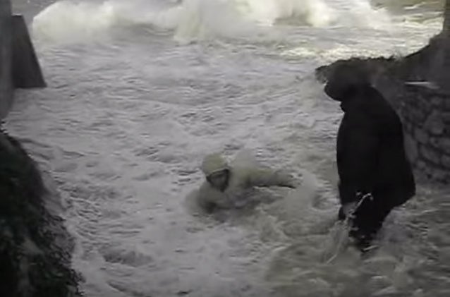 Dos jubilados franceses se salvan de milagro tras ser atrapados por una ola