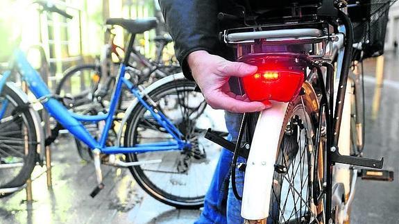 Una campaña alertará a los ciclistas de la necesidad de usar luces y reflectantes