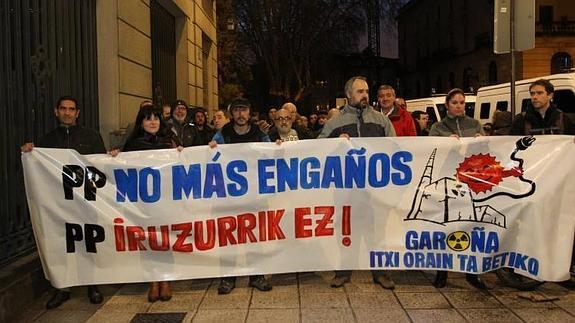 Decenas de personas piden ante la sede del PP de Vitoria el cierre de Garoña