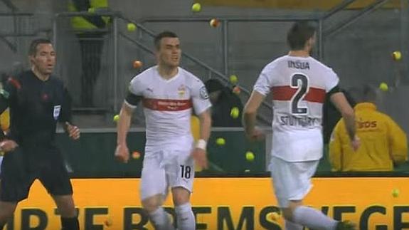 Lluvia de pelotas de tenis para protestar por el precio de las entradas