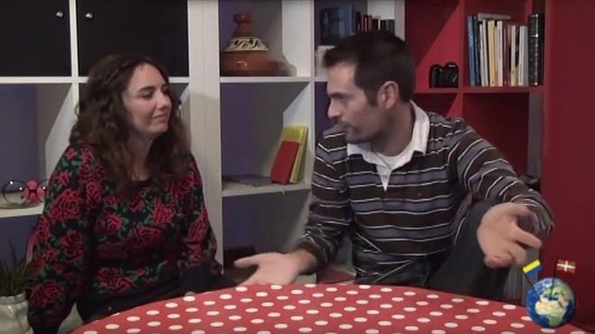 La andaluza y el vasco que triunfan en Youtube con su 'Allí abajo' real