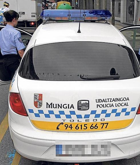 Roba un coche patrulla, atropella a un policía local y se da a la fuga en Mungia