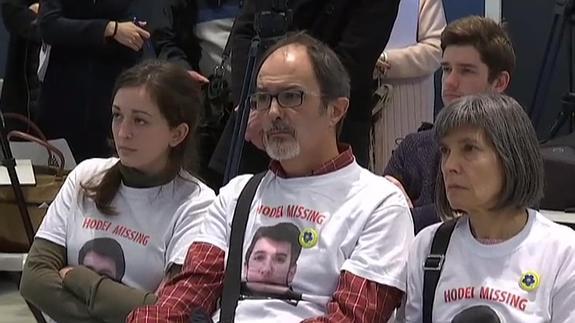 Tensa espera de los padres de Hodei en Bruselas