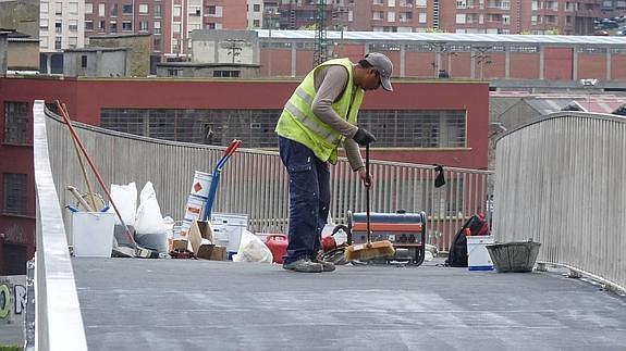 Euskadi suma 2.667 extranjeros más con empleo en el último año