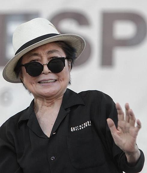 Yoko Ono, hospitalizada en Nueva York