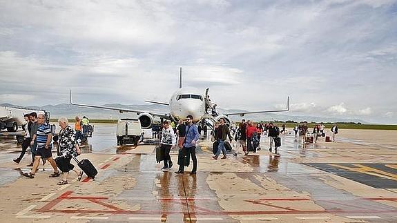 Seis pasajeros borrachos de una despedida de soltero obligan a aterrizar a un avión de Ryanair